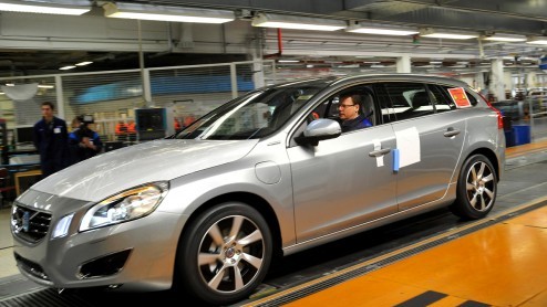 Volvo heeft beloofd de productie van de V60 plug-in hybrid op te gaan voeren naar 6000 autos vanaf de zomer volgend jaar. In dat jaar krijgt Nederland er 1400 toegewezen.