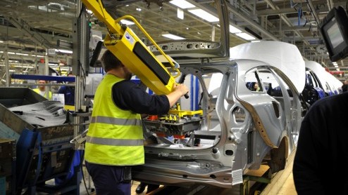 Volvo heeft beloofd de productie van de V60 plug-in hybrid op te gaan voeren naar 6000 autos vanaf de zomer volgend jaar. In dat jaar krijgt Nederland er 1400 toegewezen.