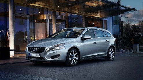 Volvo heeft beloofd de productie van de V60 plug-in hybrid op te gaan voeren naar 6000 autos vanaf de zomer volgend jaar. In dat jaar krijgt Nederland er 1400 toegewezen.