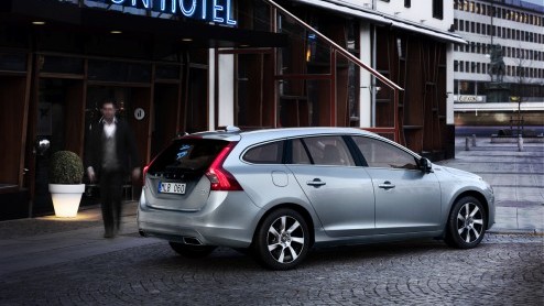 Volvo heeft beloofd de productie van de V60 plug-in hybrid op te gaan voeren naar 6000 autos vanaf de zomer volgend jaar. In dat jaar krijgt Nederland er 1400 toegewezen.