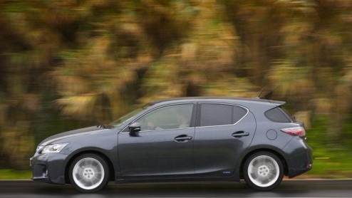 Lexus betreedt de wereld van de compacte middenklasser in het premiumsegment. Met de CT200h hebben de Japanners een antwoord op soortgenoten als de Audi A1, BMW 1 Serie en Volvo. Zij doen dat op hun e