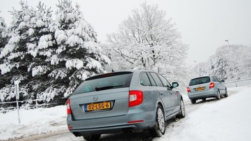 Je kunt op twee manieren op wintersport gaan. Zo goedkoop mogelijk, naar een tweesterrenstek met een spaardieseltje zoals de zuinige Fabia Greenline Combi. Of je pakt volledig uit, reserveert een supe