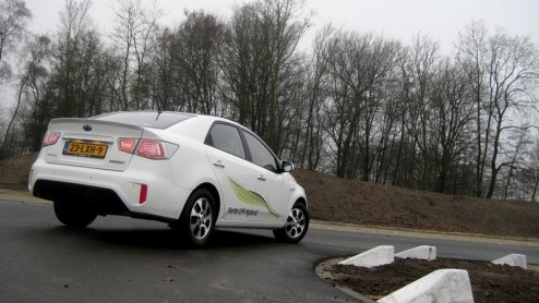 Het is waarschijnlijk de meest exclusieve Kia in Nederland, maar dat is niet waar het om draait. De Kia Forte Hybrid LPi is de eerste in serie geproduceerde autogashybride! Ook al komt de zeer CO2-vri