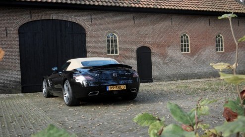 Hoe wordt het rijden in een Mercedes-Benz SLS AMG nog leuker? Precies, door er een Roadster van te maken! Tenzij je niet warm wordt van 571 pk langs je haren en liever iets anders hoort dan het gebuld