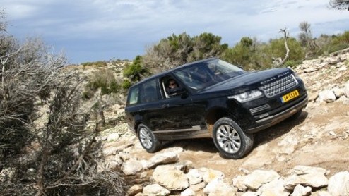 Een nieuwe Range Rover nog beter maken klinkt makkelijker dan het is. Toch is dat de uitdaging die Land Rover is aangegaan. Een afslankkuur van driehonderd kilo, riante zitruimte op de achterbank en n