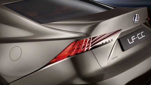 Lexus presenteert een hybride aandrijflijn met 2.5 liter benzinemotor in Parijs. Het nieuwe staaltje zuinigheid met een CO2-uitstoot onder de 100 gram is verpakt in een middenklasse coup die luistert