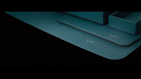De feestdagen komen er weer aan, alle reden voor Bentley om een cadeaucollectie in de showroom te zetten. Voor iedereen die nog dit jaar een stukje Bentley wil bezitten of weggeven. In de hoofdrol? De