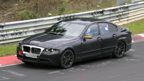 Vandaag zijn de laatste spionagebeelden van de BMW 5-serie opgedoken. Onder zijn kale neus en donkere pak prijkt een meer conventioneler gelijnde koets dan we gewend zijn, met een grotere wielbasis en