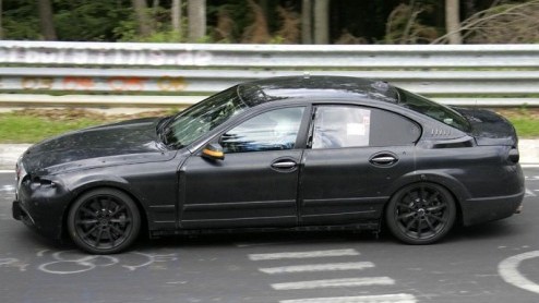 Vandaag zijn de laatste spionagebeelden van de BMW 5-serie opgedoken. Onder zijn kale neus en donkere pak prijkt een meer conventioneler gelijnde koets dan we gewend zijn, met een grotere wielbasis en