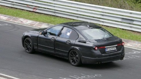 Vandaag zijn de laatste spionagebeelden van de BMW 5-serie opgedoken. Onder zijn kale neus en donkere pak prijkt een meer conventioneler gelijnde koets dan we gewend zijn, met een grotere wielbasis en