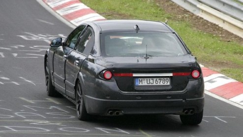 Vandaag zijn de laatste spionagebeelden van de BMW 5-serie opgedoken. Onder zijn kale neus en donkere pak prijkt een meer conventioneler gelijnde koets dan we gewend zijn, met een grotere wielbasis en