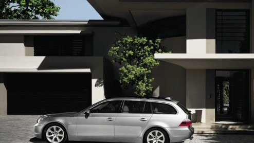De onlangs aangekondigde nieuwe BMW 116i heeft een (iets hogere) prijs gekregen. Vanaf 26.200 euro staat de compacte Beier bij de dealer. Daarnaast introduceert het merk Business Line pakketten voor d