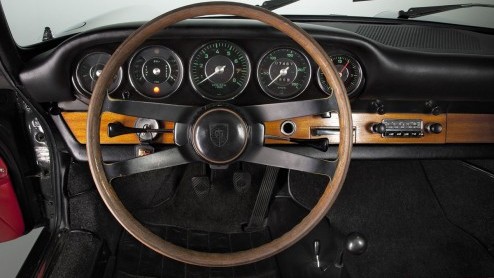 De Porsche 911 bestaat dit jaar 50 jaar en dat wordt groots gevierd met allerlei festiviteiten en een jubileummodel.