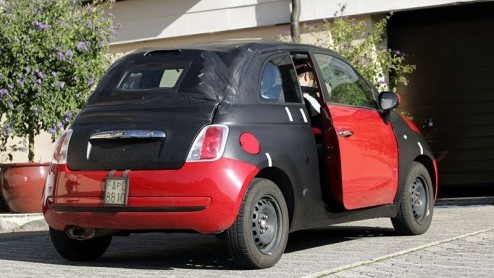 Groot nieuws. Dat het snoepje van Fiat, de 500, ook als Cabrio komt wisten we al, maar vandaag hebben we de eerste beelden dat het dak er af gaat! Nou ja, bijna.