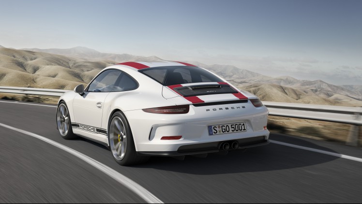 Porsche ontwikkelt de 911R als lichtste Porsche 911 ooit. De smaakmaker komt in een oplage van 991 stuks op de markt.