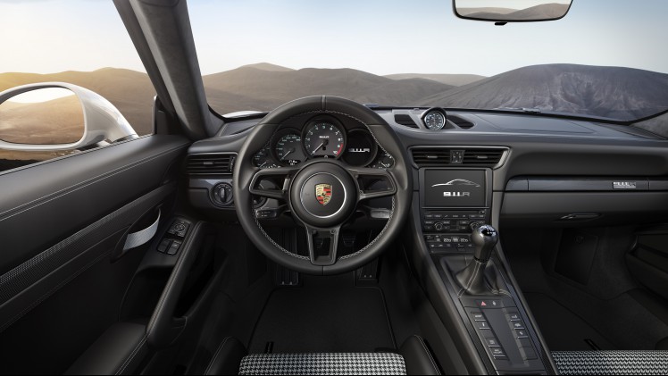 Porsche ontwikkelt de 911R als lichtste Porsche 911 ooit. De smaakmaker komt in een oplage van 991 stuks op de markt.