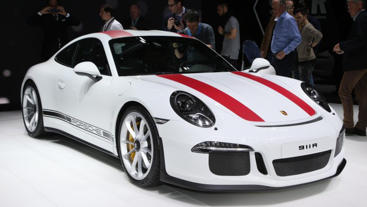 Porsche ontwikkelt de 911R als lichtste Porsche 911 ooit. De smaakmaker komt in een oplage van 991 stuks op de markt.