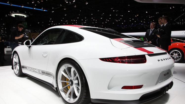 Porsche ontwikkelt de 911R als lichtste Porsche 911 ooit. De smaakmaker komt in een oplage van 991 stuks op de markt.