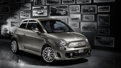 Hoewel wij ons al het heertje zouden voelen in een 500 Abarth, verschijnt er een speciale uitvoering in een oplage van 101 exemplaren, als nagedachtenis van de nu 100 jaar oude Karl Abarth: de 500 Aba