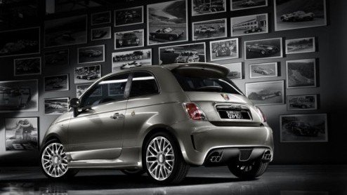 Hoewel wij ons al het heertje zouden voelen in een 500 Abarth, verschijnt er een speciale uitvoering in een oplage van 101 exemplaren, als nagedachtenis van de nu 100 jaar oude Karl Abarth: de 500 Aba