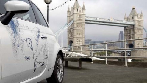 Een Fiat 500 onder de hamer voor 60.000 euro. Dat moet wel een heel bijzondere zijn. Engelse kunstenaar Tracey Emin beschilderde een Fiat 500. De Italiaan werd geveild en bracht een recordbedrag op. H