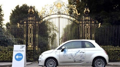 Een Fiat 500 onder de hamer voor 60.000 euro. Dat moet wel een heel bijzondere zijn. Engelse kunstenaar Tracey Emin beschilderde een Fiat 500. De Italiaan werd geveild en bracht een recordbedrag op. H