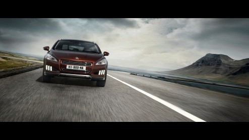 Peugeot presenteert twee vliegen in n klap; de 508 in een stoer all-road jasje, met heel zuinige dieselhybridetechniek. De 200 pk sterke Peugeot 508 RXH is vierwielaangedreven en stoot 109 gram CO2 