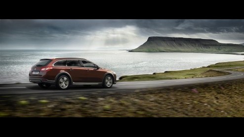 Peugeot presenteert twee vliegen in n klap; de 508 in een stoer all-road jasje, met heel zuinige dieselhybridetechniek. De 200 pk sterke Peugeot 508 RXH is vierwielaangedreven en stoot 109 gram CO2 