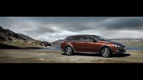 Peugeot presenteert twee vliegen in n klap; de 508 in een stoer all-road jasje, met heel zuinige dieselhybridetechniek. De 200 pk sterke Peugeot 508 RXH is vierwielaangedreven en stoot 109 gram CO2 