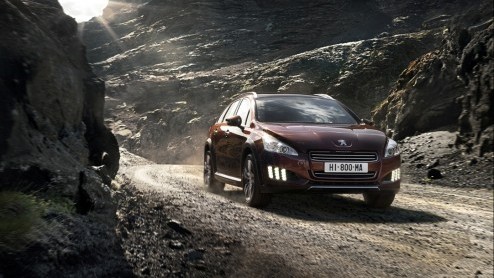 Peugeot presenteert twee vliegen in n klap; de 508 in een stoer all-road jasje, met heel zuinige dieselhybridetechniek. De 200 pk sterke Peugeot 508 RXH is vierwielaangedreven en stoot 109 gram CO2 