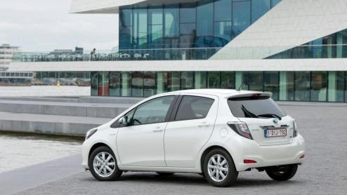 Toyota heeft het alternatief voor de compacte spaardiesel in aantocht. Is het er een op LPG of aardgas? Nee, de Japanners wedden - bijna traditiegetrouw - op een hybride met benzinemotor. De Yaris hyb