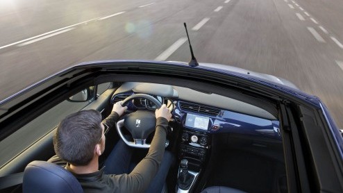 Terwijl de Autosalon van Parijs nog een klein maandje op zich laat wachten, heeft Citron de DS3 Cabrio onthuld. De nieuwe DS3-variant werd eerder al in het wild gesignaleerd en krijgt een stoffen dak