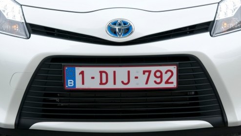 Toyota heeft het alternatief voor de compacte spaardiesel in aantocht. Is het er een op LPG of aardgas? Nee, de Japanners wedden - bijna traditiegetrouw - op een hybride met benzinemotor. De Yaris hyb