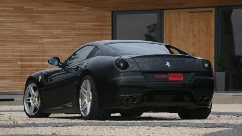 Een Ferrari met twee turbocompressors? Dat zien we niet vaak! De Duitse tuner monteerde een exemplaar op de Ferrari 599 GTB en werkte eveneens de koets bij. Niet geheel overbodig werd ook het onderste