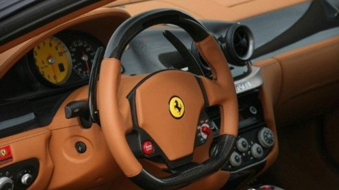 Een Ferrari met twee turbocompressors? Dat zien we niet vaak! De Duitse tuner monteerde een exemplaar op de Ferrari 599 GTB en werkte eveneens de koets bij. Niet geheel overbodig werd ook het onderste
