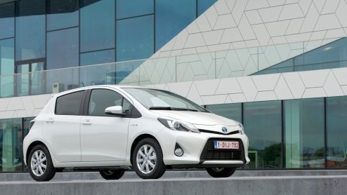 Toyota heeft het alternatief voor de compacte spaardiesel in aantocht. Is het er een op LPG of aardgas? Nee, de Japanners wedden - bijna traditiegetrouw - op een hybride met benzinemotor. De Yaris hyb