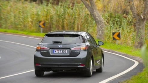 Lexus betreedt de wereld van de compacte middenklasser in het premiumsegment. Met de CT200h hebben de Japanners een antwoord op soortgenoten als de Audi A1, BMW 1 Serie en Volvo. Zij doen dat op hun e