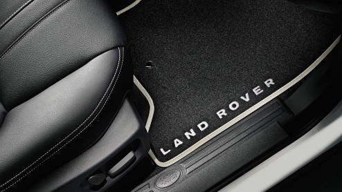 Land Rover blijft creatief bezig met het ontwikkelen van speciale uitvoeringen. De Discovery 4 Black&White is het laatste voorbeeld en staat ook gereed op grijs kenteken. Consumentenprijzen beginnen b