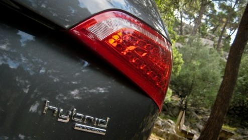 Hybridetechniek. Audi is er al even druk mee maar voegt nu echt het woord bij de daad met de introductie van de Q5 Hybrid quattro. De Duitsers benutten de techniek voor zowel winst in prestaties als v