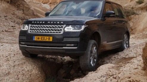 Een nieuwe Range Rover nog beter maken klinkt makkelijker dan het is. Toch is dat de uitdaging die Land Rover is aangegaan. Een afslankkuur van driehonderd kilo, riante zitruimte op de achterbank en n