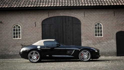 Hoe wordt het rijden in een Mercedes-Benz SLS AMG nog leuker? Precies, door er een Roadster van te maken! Tenzij je niet warm wordt van 571 pk langs je haren en liever iets anders hoort dan het gebuld