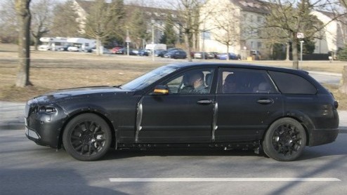 Hoewel we begin deze maand al de nieuwe BMW 5-serie hadden belicht, besteden we vandaag opnieuw aandacht aan deze populaire Duitser. Nu hebben we namelijk ook de Touring in beeld, gespot naast de huid
