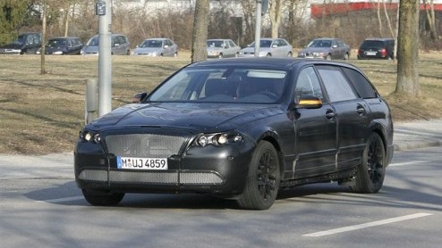 Hoewel we begin deze maand al de nieuwe BMW 5-serie hadden belicht, besteden we vandaag opnieuw aandacht aan deze populaire Duitser. Nu hebben we namelijk ook de Touring in beeld, gespot naast de huid
