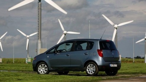 De Mitsubishi Colt moet nog even mee en dus heeft de importeur besloten de vanafprijs te verlagen. Vanaf nu staat de Colt in de showroom voor 9999 euro en alleen nog als vijfdeurs.