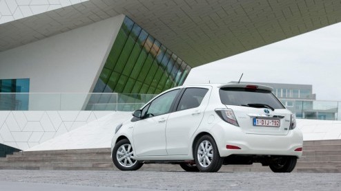 Toyota heeft het alternatief voor de compacte spaardiesel in aantocht. Is het er een op LPG of aardgas? Nee, de Japanners wedden - bijna traditiegetrouw - op een hybride met benzinemotor. De Yaris hyb
