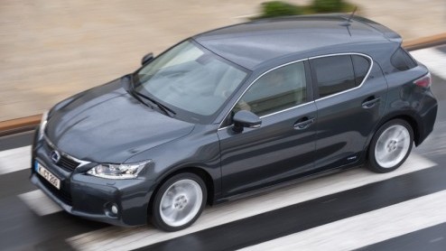 Lexus betreedt de wereld van de compacte middenklasser in het premiumsegment. Met de CT200h hebben de Japanners een antwoord op soortgenoten als de Audi A1, BMW 1 Serie en Volvo. Zij doen dat op hun e