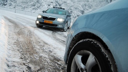 Je kunt op twee manieren op wintersport gaan. Zo goedkoop mogelijk, naar een tweesterrenstek met een spaardieseltje zoals de zuinige Fabia Greenline Combi. Of je pakt volledig uit, reserveert een supe