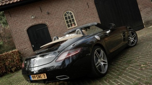 Hoe wordt het rijden in een Mercedes-Benz SLS AMG nog leuker? Precies, door er een Roadster van te maken! Tenzij je niet warm wordt van 571 pk langs je haren en liever iets anders hoort dan het gebuld