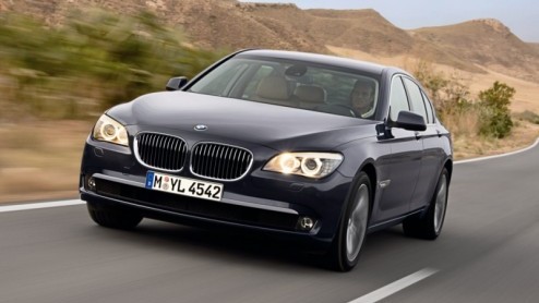 Als Audi en Mercedes vierwielaandrijving op hun topmodellen monteert, kan BMW dat ook. De nieuwe 7-serie zal dan ook volgend jaar naar wens met vierwielaandrijving worden geleverd. In ieder geval kan 