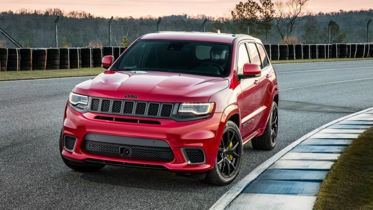 Waren de bestaande sportversies nog niet genoeg? Dan biedt Jeep de Grand Cherokee nu ook als Trackhawk. V8, 707 pk en 0-100 in 3,5 seconden. De auto komt ook naar Nederland